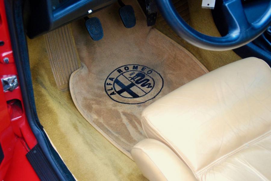 Детали интерьера Alfa Romeo S.Z. (526) 1992 года  (фото 61 из 65)